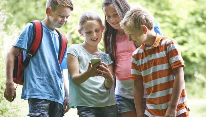 By means of an app, researchers have mapped the types of adverts children and adolescents encounter on their phones when using Facebook, Instagram, Twitter and YouTube.
