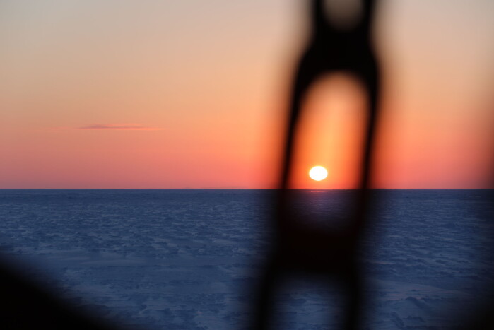 Finally at the ice station. The sun is bearly above the horizon at 79,5 degrees north. (As a matter of fact its underneath, because of the lighting bending in the atmosphere) atmosfæren). Finally at the ice station. The sun is bearly above the horizon at 79,5 degrees north. (As a matter of fact its underneath, because of the lighting bending in the atmosphere) atmosfæren).