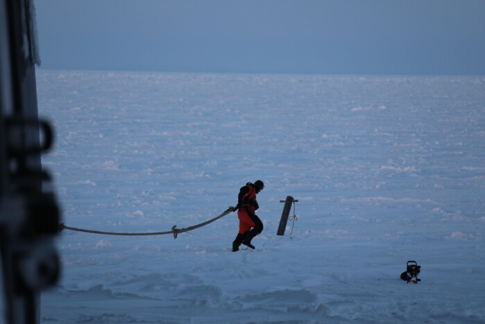 The ship is anchored in the ice with big hooks. In the picture you can see Frank Nilsen setting them out. The ship is anchored in the ice with big hooks. In the picture you can see Frank Nilsen setting them out.