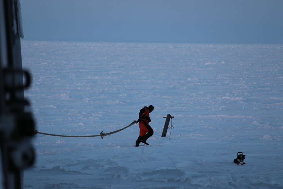 The ship is anchored in the ice with big hooks. In the picture you can see Frank Nilsen setting them out.