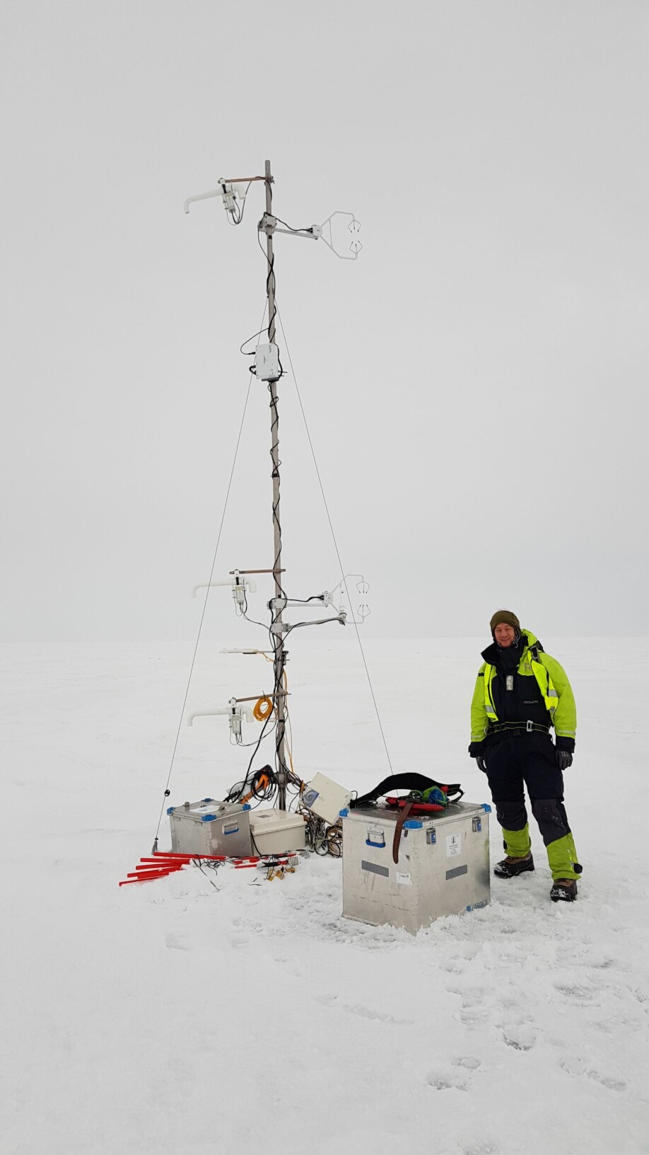 The tall meteorology instrument with Stephan Kral, UiB.