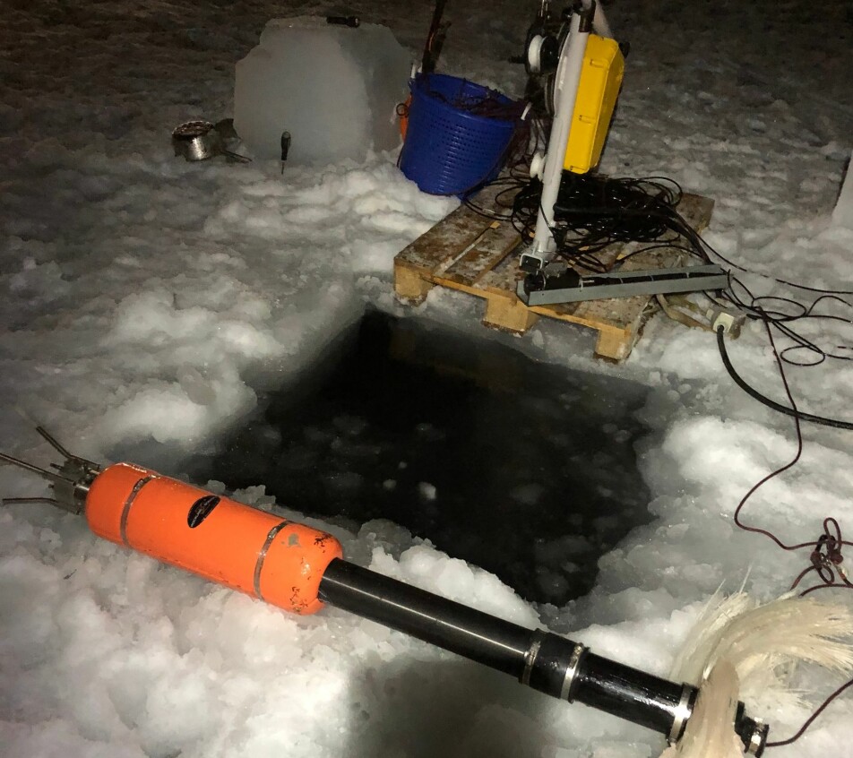 - A VMP – «Vertical Microstructure Profiler». Measures turbulence and temperature on its way up to the surface. Photo: Øyvind Breivik, MET
