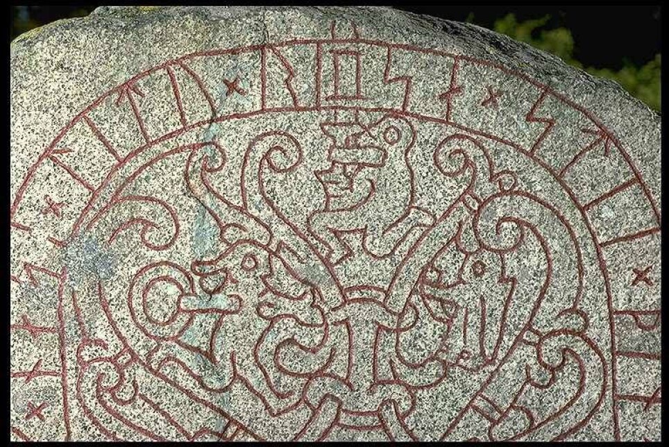 The Drävle runestone (Sweden) shows Sigurðr thrusting his sword into the dragon.