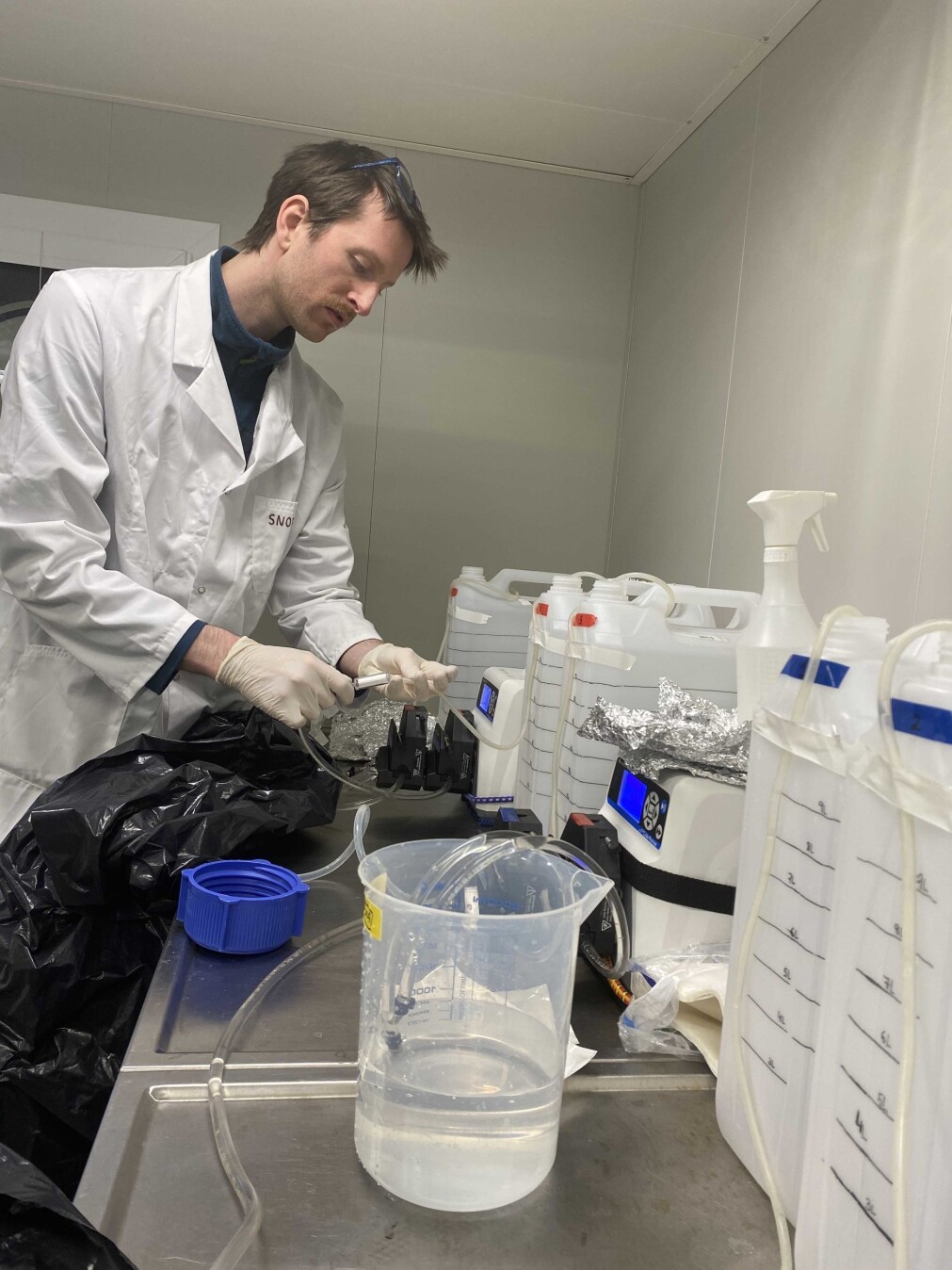 We filtrate water like there’s no tomorrow! In this small filter gathers millions of cells, dead material and traces of living organisms. We filtrate water like there’s no tomorrow! In this small filter gathers millions of cells, dead material and traces of living organisms.