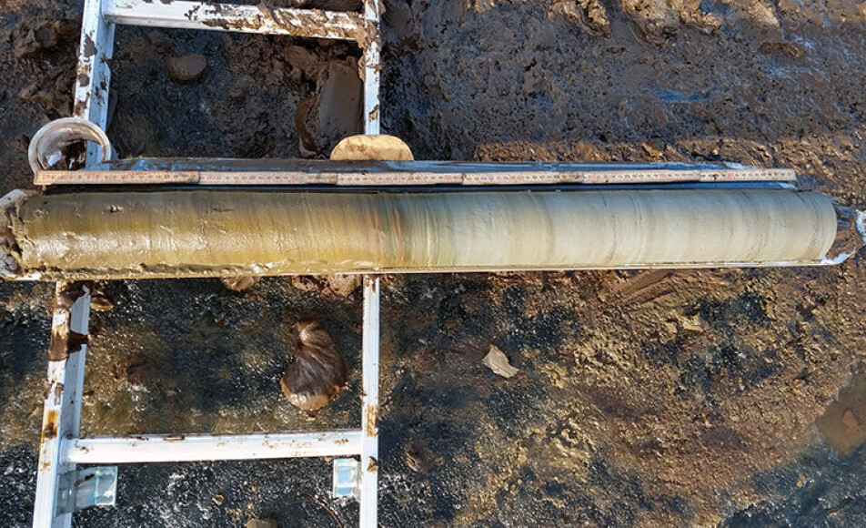 This is what a core sample looks like. This core contains sediments that have been retrieved from the bottom of a lake by the Altafjord, and is an archive of events back in time.
