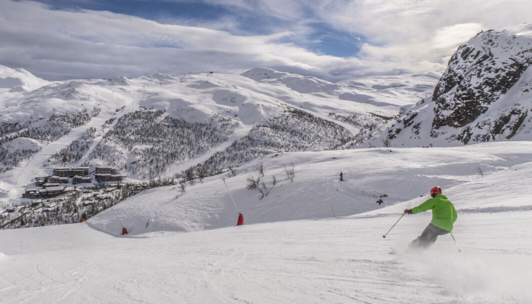 Due to global warming the length of the ski season will decrease with approximately one month in Norway – even in a low emission scenario. Due to global warming the length of the ski season will decrease with approximately one month in Norway – even in a low emission scenario.