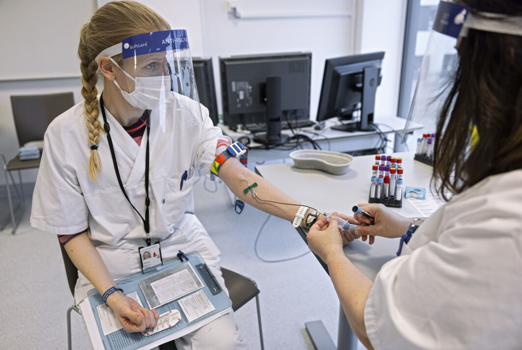 Østfold Hospital Kalnes is collecting blood samples from employees who've received the AstraZeneca Vaccine. The goal is to find out whether these individuals also have low levels of platelets, and whether there are traces of the same antibodies as in those who have had the rare adverse reaction. Østfold Hospital Kalnes is collecting blood samples from employees who've received the AstraZeneca Vaccine. The goal is to find out whether these individuals also have low levels of platelets, and whether there are traces of the same antibodies as in those who have had the rare adverse reaction.