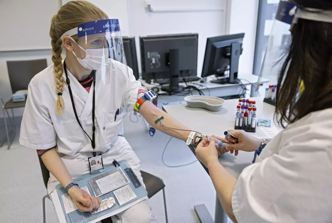 Østfold Hospital Kalnes is collecting blood samples from employees who've received the AstraZeneca Vaccine. The goal is to find out whether these individuals also have low levels of platelets, and whether there are traces of the same antibodies as in those who have had the rare adverse reaction.