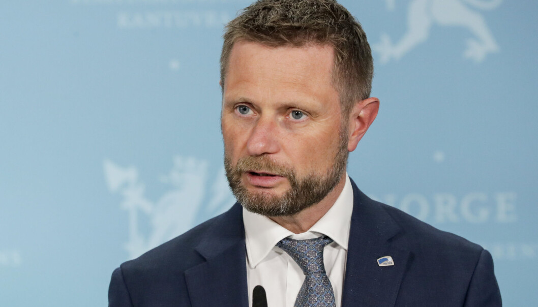 Minister of Health Bent Høie informed the public that Norway had decided to continue their pause in using the AstraZeneca Covid19-vaccine. Minister of Health Bent Høie informed the public that Norway had decided to continue their pause in using the AstraZeneca Covid19-vaccine.