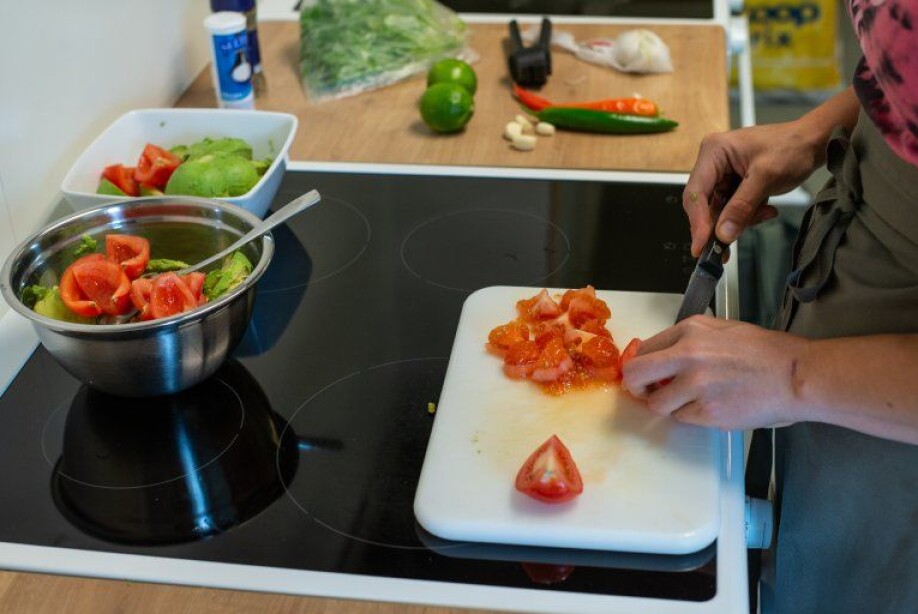 Cooking is an integrated part of the course, and an important social aspect. Food preparation is already an integrated part of the daily routines. The inmates do their own shopping and food preparation.