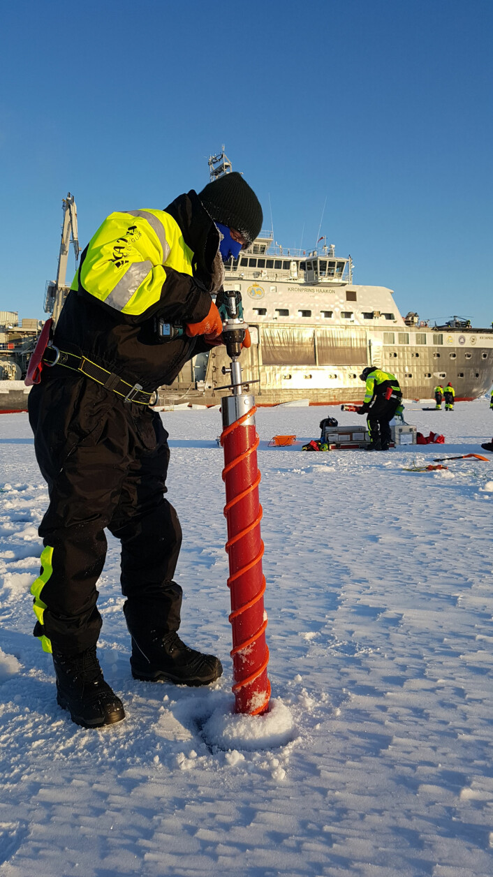 To collect samples of life in the ice, several cores are drilled, a somewhat demanding work in temperatures below -30 Celsius.