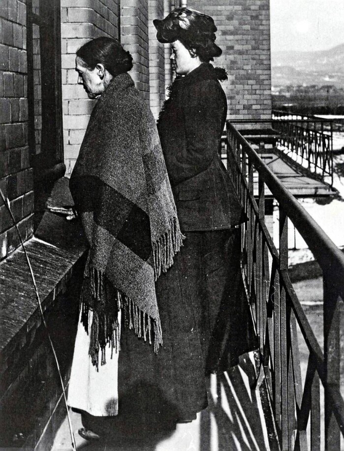 Ullevål Hospital was established in 1887 as a lazaretto to deal with epidemic outbreaks outside the city limits at the time. Other construction phases were built as brick buildings. This photo from 1905 shows the diphtheria building. Narrow balconies were built so that relatives could visit patients and at the same time observe infection control measures. Ullevål Hospital was established in 1887 as a lazaretto to deal with epidemic outbreaks outside the city limits at the time. Other construction phases were built as brick buildings. This photo from 1905 shows the diphtheria building. Narrow balconies were built so that relatives could visit patients and at the same time observe infection control measures.