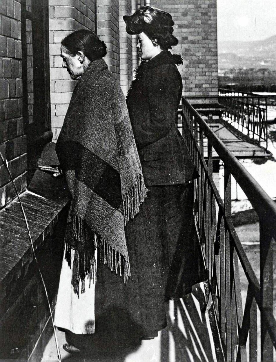 Ullevål Hospital was established in 1887 as a lazaretto to deal with epidemic outbreaks outside the city limits at the time. Other construction phases were built as brick buildings. This photo from 1905 shows the diphtheria building. Narrow balconies were built so that relatives could visit patients and at the same time observe infection control measures.