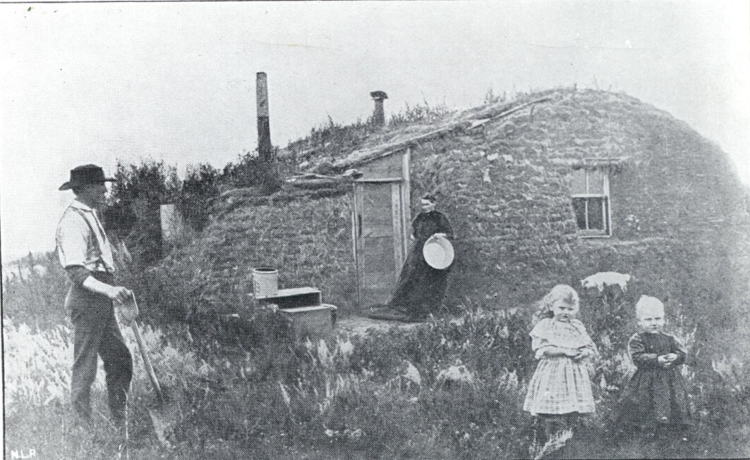 Settlers often built houses out of peat. The peat houses held the heat well, which was absolutely necessary in the harsh winters. The picture shows settler John Bakken's first house in Milton in Cavalier County, North Dakota, around 1880. Settlers often built houses out of peat. The peat houses held the heat well, which was absolutely necessary in the harsh winters. The picture shows settler John Bakken's first house in Milton in Cavalier County, North Dakota, around 1880.