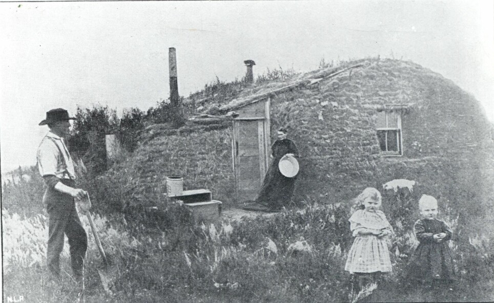 Settlers often built houses out of peat. The peat houses held the heat well, which was absolutely necessary in the harsh winters. The picture shows settler John Bakken's first house in Milton in Cavalier County, North Dakota, around 1880.