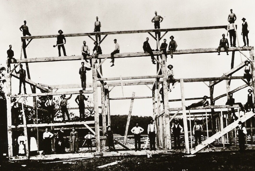 When families found a suitable place to establish themselves, they needed help with construction. This picture is from Montana in 1895 and shows a barn under construction, apparently in good Norwegian <span class=" italic" data-lab-italic_desktop="italic">dugnad </span>– or volunteering – tradition. When families found a suitable place to establish themselves, they needed help with construction. This picture is from Montana in 1895 and shows a barn under construction, apparently in good Norwegian <span class=" italic" data-lab-italic_desktop="italic">dugnad </span>– or volunteering – tradition.