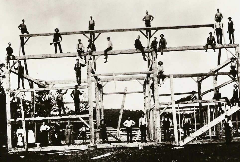 When families found a suitable place to establish themselves, they needed help with construction. This picture is from Montana in 1895 and shows a barn under construction, apparently in good Norwegian dugnad – or volunteering – tradition.
