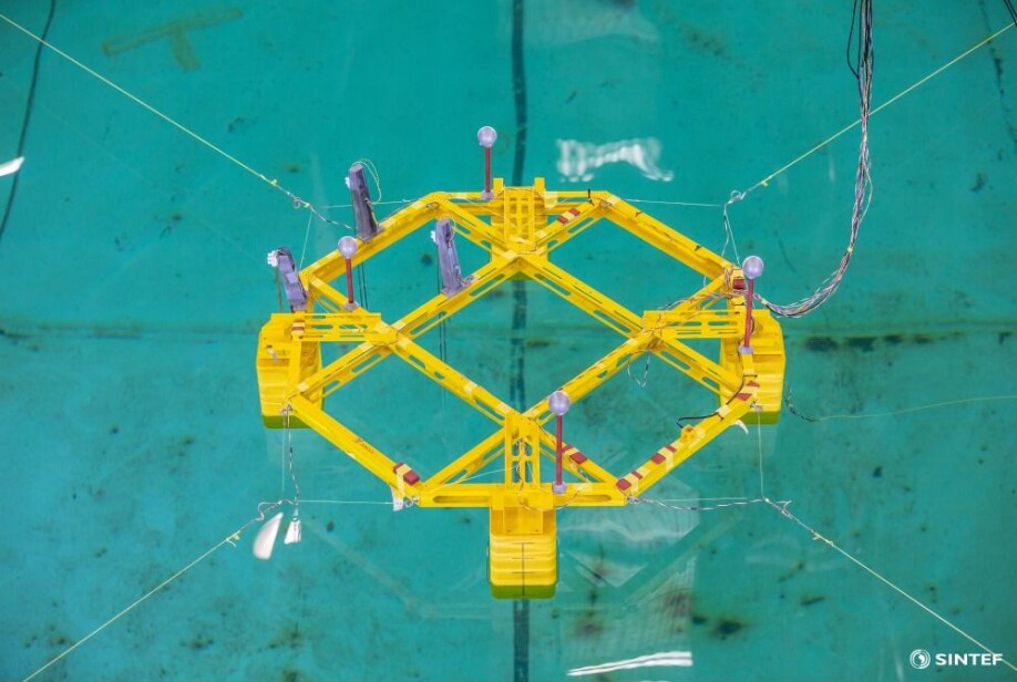 Here, the researchers are testing an anchoring system that will give the installations enough freedom to cope with the waves. The purple sensors measure the movements.