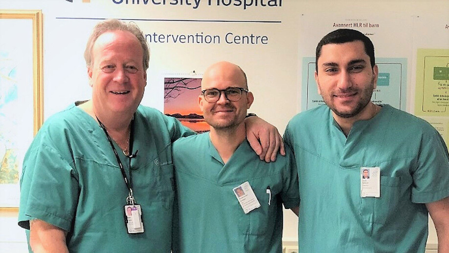 Surgeon Davit Aghayan (on the right) made these discoveries as part of the CoMet study together with Professor Bjørn Edwin at UiO (on the left) and Åsmund Fretland.