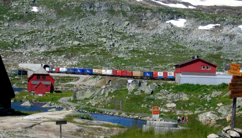 A new report says Norwegians can make significant cuts in CO2 emissions if transport of the country’s goods across Hardangervidda, Norway’s big central mountain plateau, is increased by 50 per cent.
