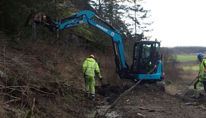 An excavator removes the clay soil bit by bit before the archaeologists search the area repeatedly with metal detectors. An excavator removes the clay soil bit by bit before the archaeologists search the area repeatedly with metal detectors.
