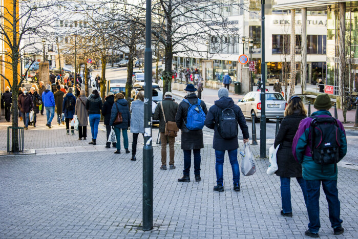 The line for spirits and wine stretched across streets in the municipalities around Oslo. The line for spirits and wine stretched across streets in the municipalities around Oslo.