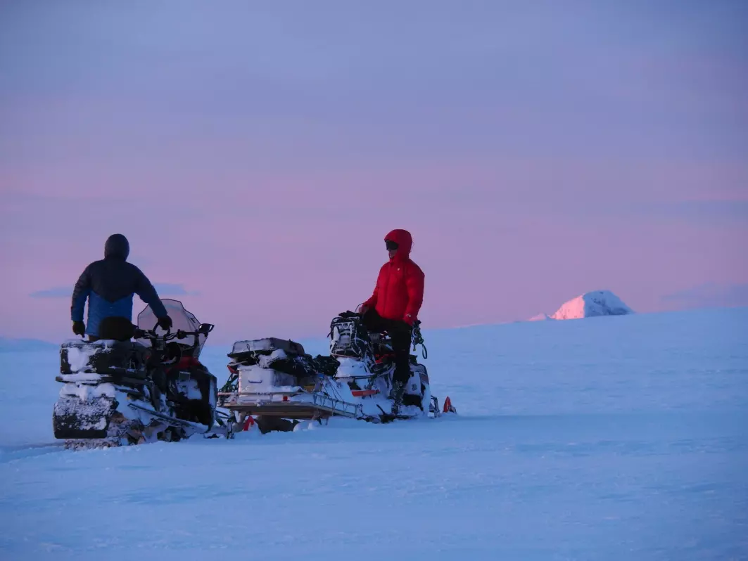 A total of 16 researchers have been working on Norway’s Jostedalsbreen glacier in recent weeks. They’re dragging georadar units on sledges behind snowmobiles to do their survey.