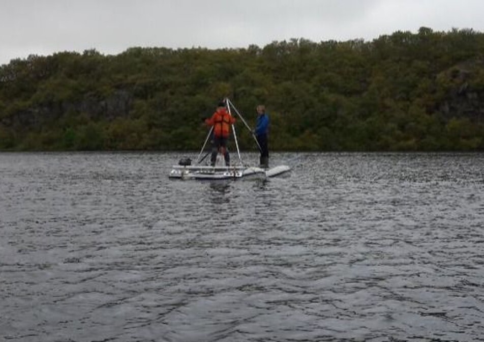 The tube is stuck! Jostein Bakke and Willem van der Bilt struggle to get it up.