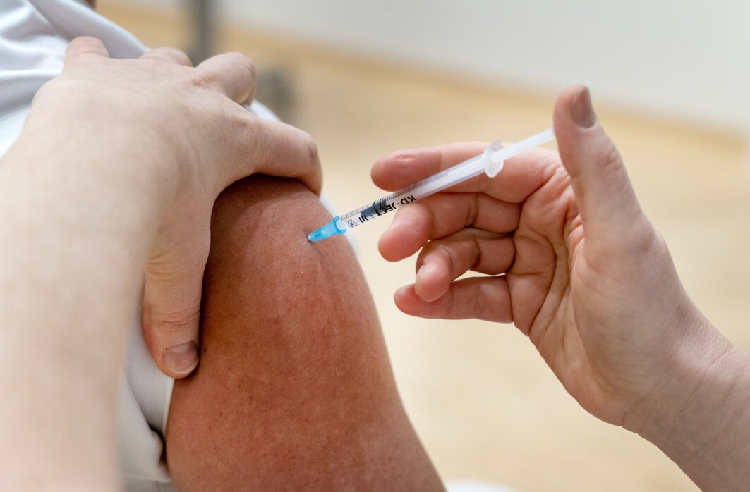 A person who has been given two doses of mRNA vaccine probably has less risk of infecting others with COVID-19. Here a person in the Østfold Kalnes Hospital earlier this year gets a shot of the Pfizer BioNtech. A person who has been given two doses of mRNA vaccine probably has less risk of infecting others with COVID-19. Here a person in the Østfold Kalnes Hospital earlier this year gets a shot of the Pfizer BioNtech.