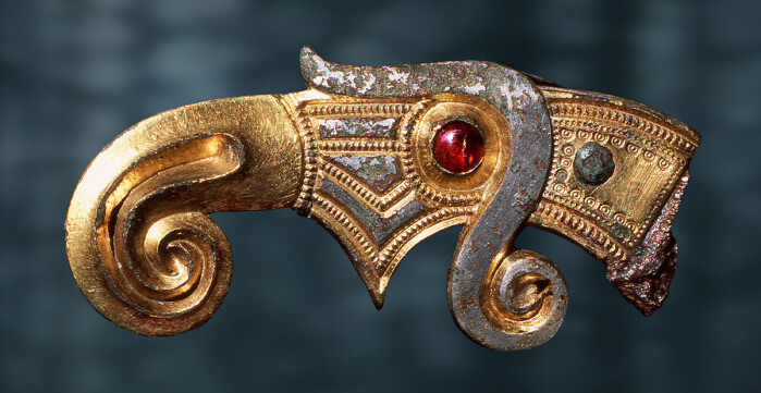 Fittings shaped like the heads of birds of prey from Åker, in Hedmark. The fittings were located on the back of a shield. Fittings shaped like the heads of birds of prey from Åker, in Hedmark. The fittings were located on the back of a shield.