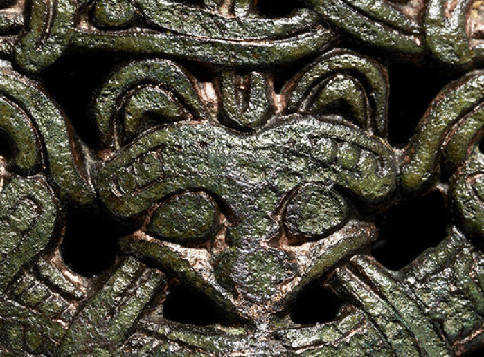 If we take a closer look at the costume buckle, we see that it is decorated with a kind of fox-like head. If we take a closer look at the costume buckle, we see that it is decorated with a kind of fox-like head.