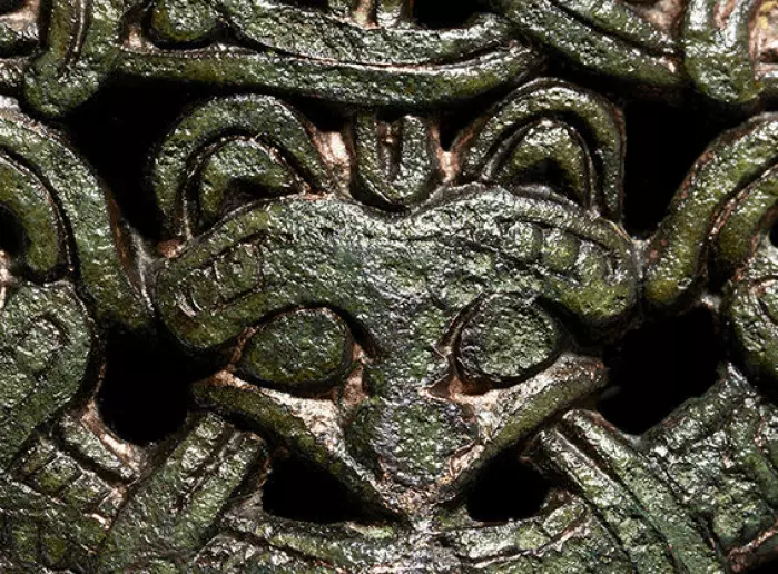 If we take a closer look at the costume buckle, we see that it is decorated with a kind of fox-like head.
