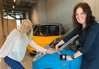 Kristin Skofteland, marketing manager and legal advisor, and project manager Turi Kvame Lorentzen from Beyonder’s Heroes project, in front of an electric car that can be charged faster with Beyonder’s technology.