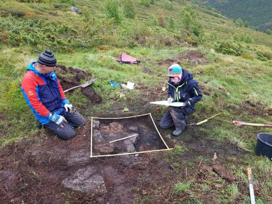 Espen Finstad (left) and Kathrine Stene during a test excavation in one of the ruins.