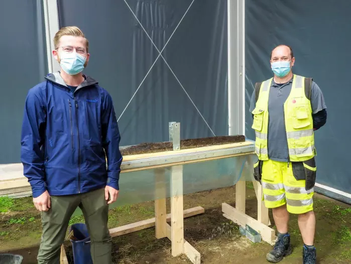Norway's Minister of Climate and Environment Sveinung Rotevatn visited the Gjellestad excavation to witness the extraction of the keel. Here with project manager and archaeologist Christian Løchsen Rødsrud.