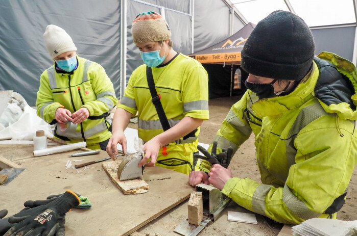 Conservator Ruben designed a tool for extracting the brittle ship nails in a gentle and efficient way, still covered in a block of soil. Conservator Ruben designed a tool for extracting the brittle ship nails in a gentle and efficient way, still covered in a block of soil.