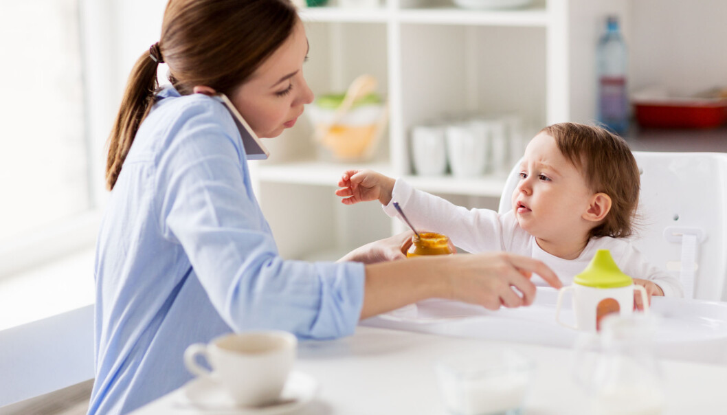 Parentes who spend time on their phones during mealtime may be less receptive to their child's signals and attempts to connect during meals. This in turn may affect the child's eating habits and subsequently health in the future. Parentes who spend time on their phones during mealtime may be less receptive to their child's signals and attempts to connect during meals. This in turn may affect the child's eating habits and subsequently health in the future.