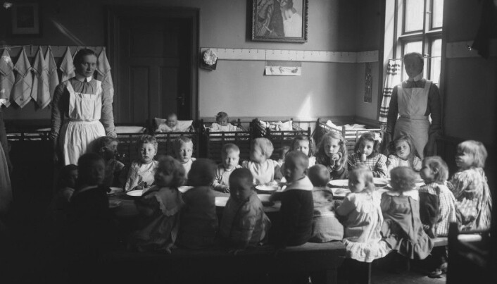 This is how the youngest children sat in baby cribs around the morning table in 1908. This photo was taken from the Salvation Army nursery in Oslo. This is how the youngest children sat in baby cribs around the morning table in 1908. This photo was taken from the Salvation Army nursery in Oslo.