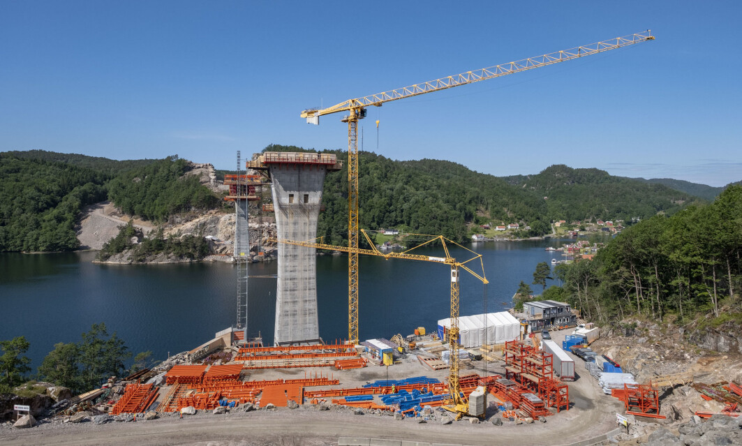A lot of new things are being built in Norway. Here, construction of a four-lane motorway between Kristiansand and Mandal, which involves a bridge. Building new and better roads thus results to large quantities of greenhouse gas emissions and destroys much of the surrounding nature, according to the researcher Borgar Aamaas. A lot of new things are being built in Norway. Here, construction of a four-lane motorway between Kristiansand and Mandal, which involves a bridge. Building new and better roads thus results to large quantities of greenhouse gas emissions and destroys much of the surrounding nature, according to the researcher Borgar Aamaas.