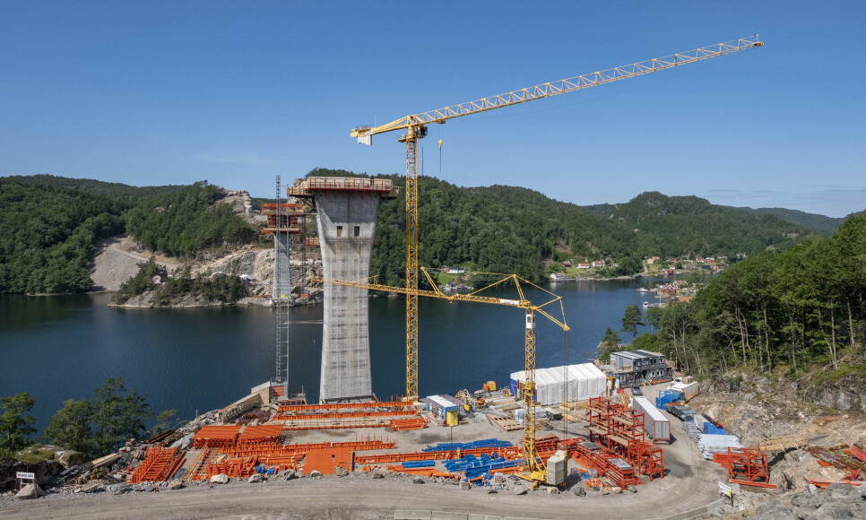 A lot of new things are being built in Norway. Here, construction of a four-lane motorway between Kristiansand and Mandal, which involves a bridge. Building new and better roads thus results to large quantities of greenhouse gas emissions and destroys much of the surrounding nature, according to the researcher Borgar Aamaas.
