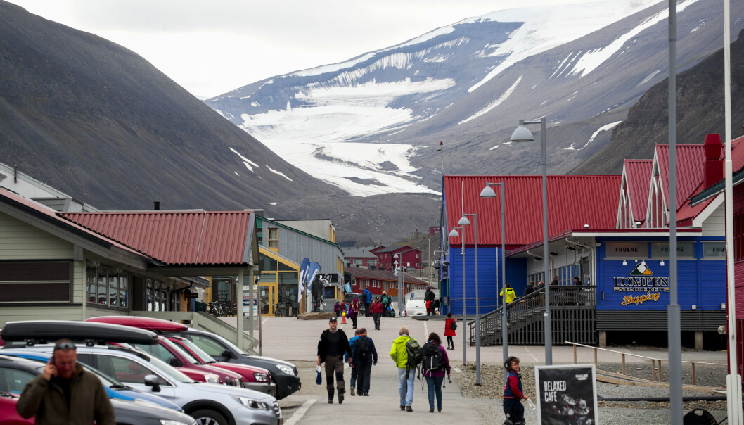 Longyearbyen is the administrative center of Svalbard. It has only 2400 inhabitants, yet the town releases as much microfibers into the ocean as a wastewater treatment plan in Vancouer which serves 1,3 million people. Longyearbyen is the administrative center of Svalbard. It has only 2400 inhabitants, yet the town releases as much microfibers into the ocean as a wastewater treatment plan in Vancouer which serves 1,3 million people.
