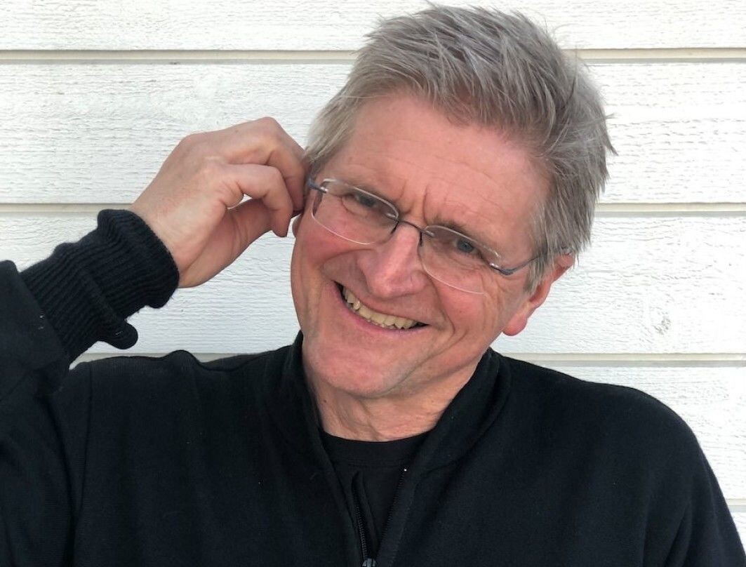 Geir Selbæk has been researching dementia for years and believes people can do a lot themselves to prevent the disease. He is part of an international research group that has identified the most important risk factors for the disease. Hearing loss has the greatest impact. The 58-year-old researcher has taken this to heart and acquired a hearing aid. Geir Selbæk has been researching dementia for years and believes people can do a lot themselves to prevent the disease. He is part of an international research group that has identified the most important risk factors for the disease. Hearing loss has the greatest impact. The 58-year-old researcher has taken this to heart and acquired a hearing aid.