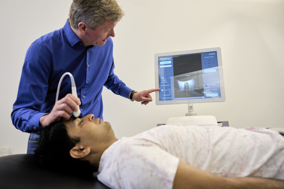 Elevated intracranial pressure,; or pressure in the brain, can cause permanent damage. There is a significant market for a device that can detect and messure increased pressure easily and quickly without surgery, says Selbekk. Here he demonstrates the technology.