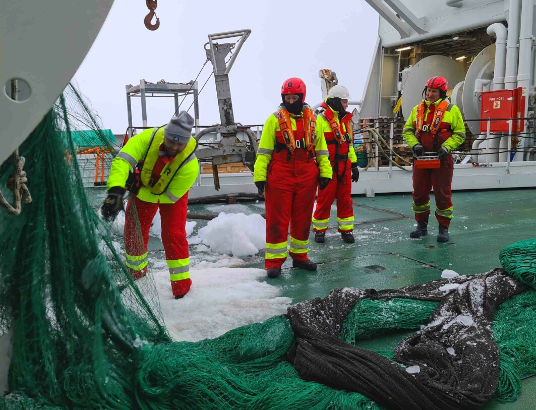 Trawling at 85 d N Trawling at 85 d N