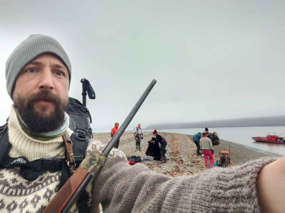 Studying carcasses on Svalbard: Project leader Sam Steyaert with the field team in the background. The picture is taken in Hiorthhamn while the team waits for the boat back to Longyearbyen after a day’s work in the field.