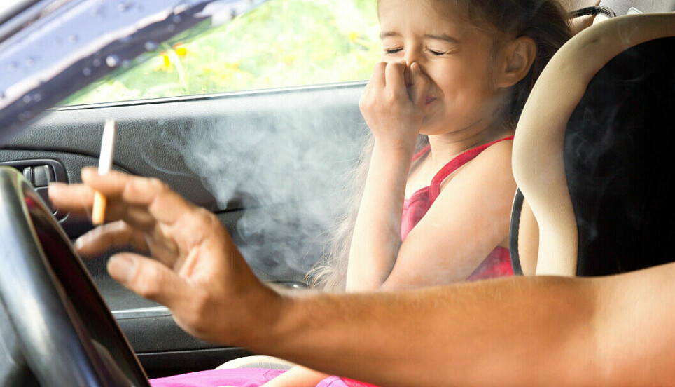 Norway has not yet adopted a law banning smoking in the car when children are present. A new study from UiT shows that girls who are exposed to second-hand smoke have a higher risk of breast cancer as adults.