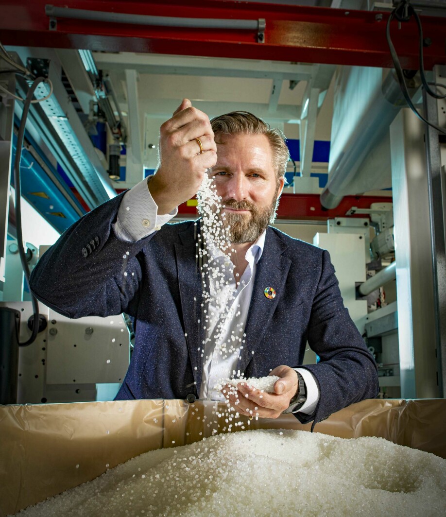 Norner director Thor Kamfjord shows how chemicals from greenhouse gases can become more sustainable plastic.