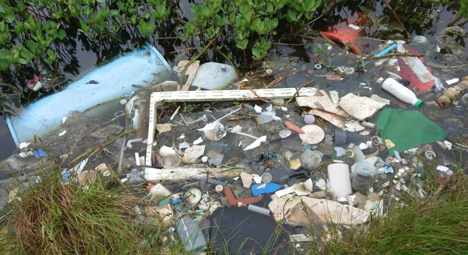 This little pond on Lisle Lyngøyna has grown larger because the plastic retains water. Birds and animals that drink from the pond can take up both toxic substances and microplastics. This little pond on Lisle Lyngøyna has grown larger because the plastic retains water. Birds and animals that drink from the pond can take up both toxic substances and microplastics.