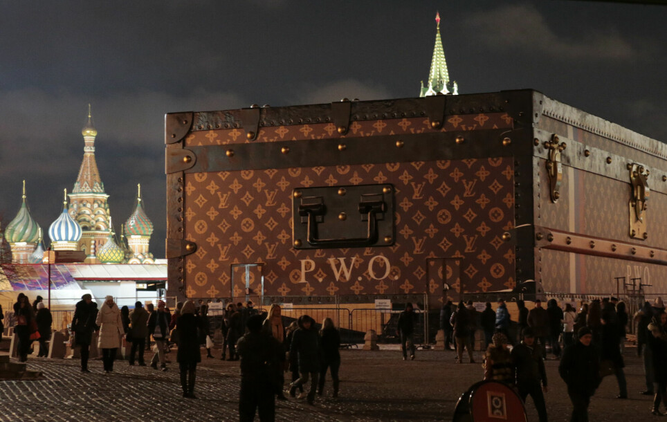 A giant suitcase from the luxury company Louis Vuitton was exhibited in Moscow’s Red Square in 2013. Russia is home to a large customer group with a lot of money. Many Russians reacted to the suitcase.