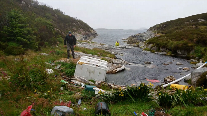 Waves, wind and the shape and orientation of the coastline mean that Lisle Lyngøyna accumulates tonnes of plastic trash. Waves, wind and the shape and orientation of the coastline mean that Lisle Lyngøyna accumulates tonnes of plastic trash.